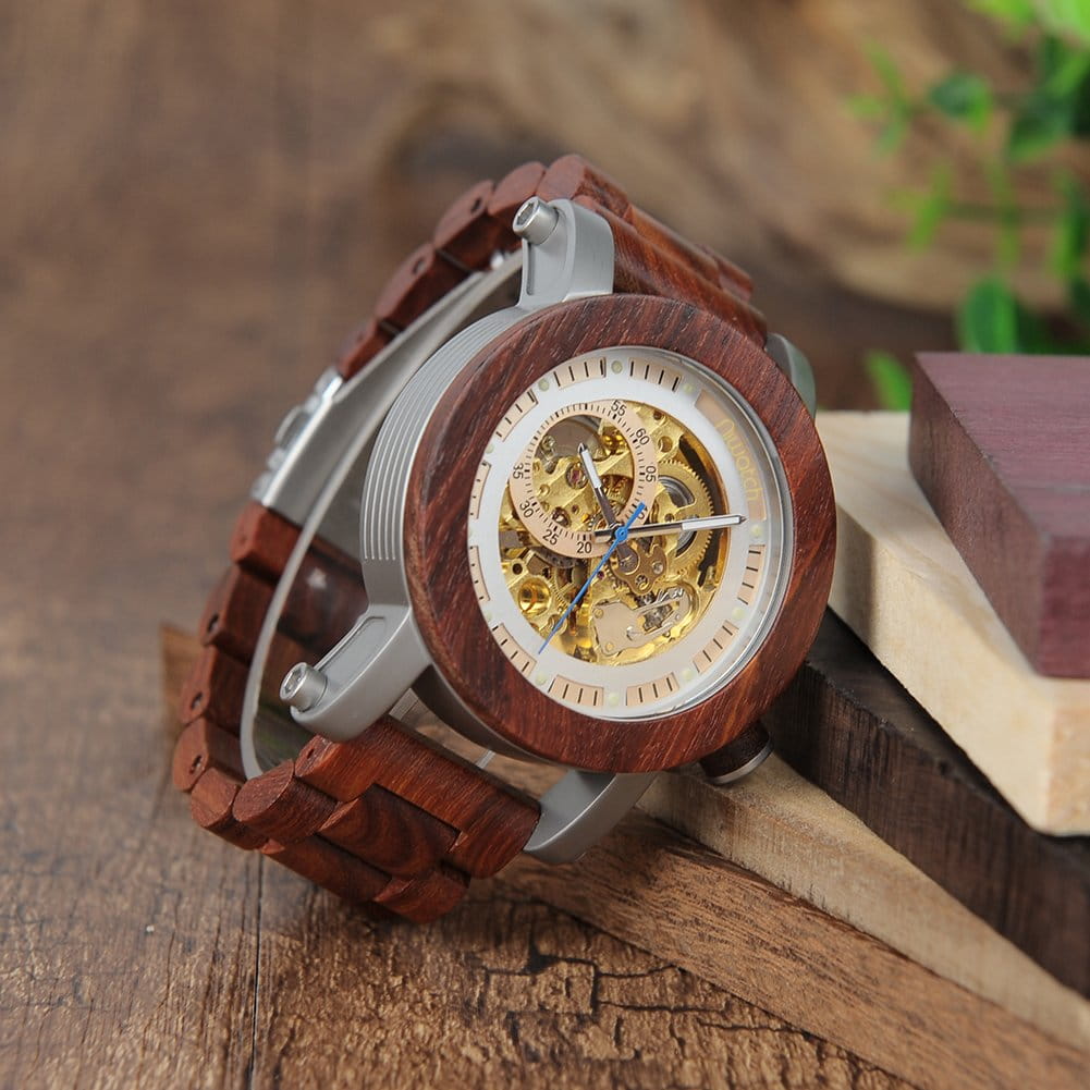 zegarek-niwatch-czerwony-sandalowiec-lezy-na-drewnianym-stole